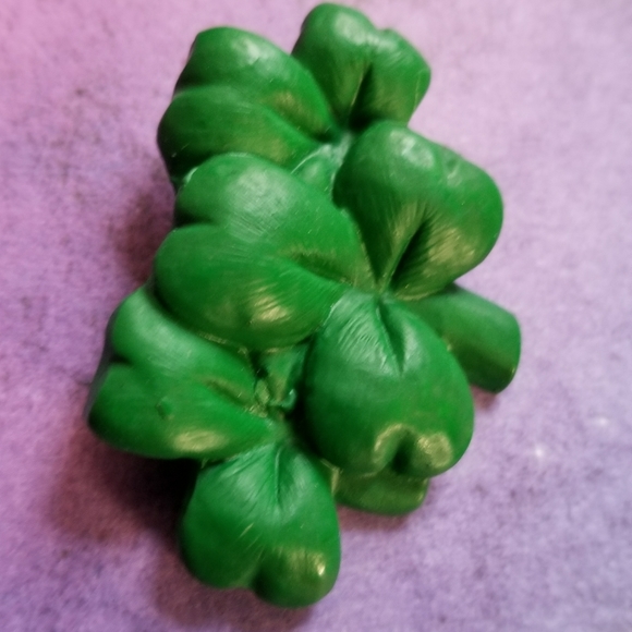 Vintage green shamrocks brooch pin St pattys day - Picture 3 of 6